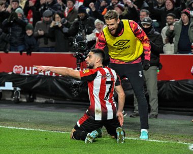 Brentford 'dan Neal Maupay, Premier League maçında Brentford Nottingham Forest' a karşı 20 Ocak 202 'de Londra' daki Gtech Community Stadyumu 'nda 3-2' lik galibiyetini kutluyor.