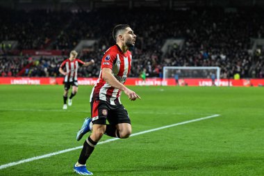Brentford 'dan Neal Maupay, Premier League maçında Brentford Nottingham Forest' a karşı 20 Ocak 202 'de Londra' daki Gtech Community Stadyumu 'nda 3-2' lik galibiyetini kutluyor.