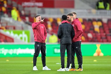 Brentford 'dan Yehor Yarmolyuk Premier Lig karşılaşmasında takım arkadaşlarıyla şakalaşıyor Brentford Nottingham Ormanı' na karşı The Gtech Community Stadyumu, Londra, İngiltere, 20 Ocak 202