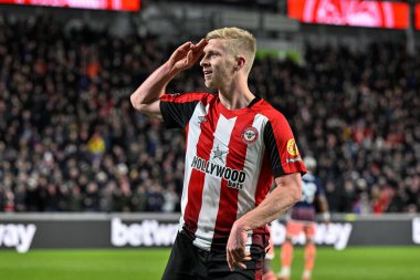 Brentford 'dan Ben Mee, Premier League maçında Brentford Nottingham Forest' a karşı 20 Ocak 202 'de Londra' daki Gtech Community Stadyumu 'nda 2-1' lik galibiyetini kutluyor.