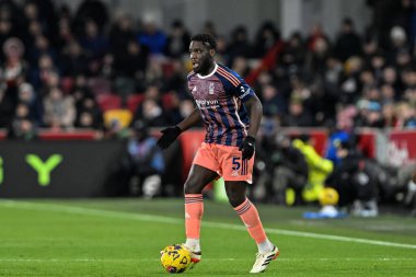 Nottingham Ormanı 'ndan Orel Mangala Premier League maçı sırasında topla birlikte Londra' daki Gtech Community Stadyumu 'nda Brentford Nottingham Ormanı' na karşı, 20 Ocak 202