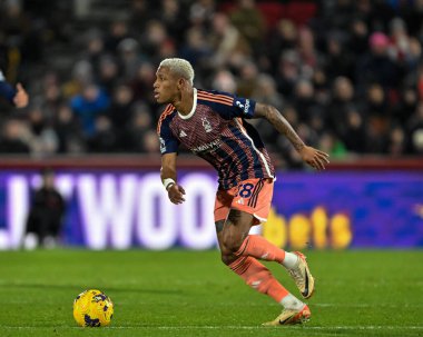 Nottingham Ormanı 'ndan Danilo, Premier League maçında topu Londra' daki Gtech Community Stadyumu 'nda Brentford Nottingham Ormanı' na karşı 20 Ocak 202 'de kırıyor.