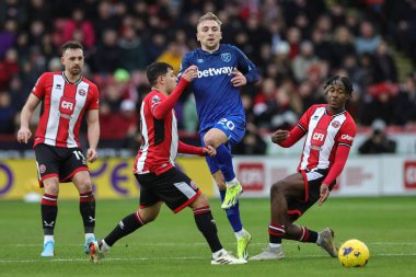 West Ham United takımından Jarrod Bowen, Premier League maçında Sheffield United ile West Ham United 'ın Bramall Lane, Sheffield, İngiltere' de oynadıkları 21 Ocak 202 'de karşılaştıkları maçta topu geçti.