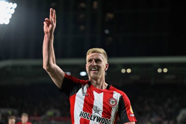 Brentford 'dan Ben Mee, Premier League maçında Brentford Nottingham Forest' a karşı 20 Ocak 202 'de Londra' daki Gtech Community Stadyumu 'nda 2-1' lik galibiyetini kutluyor.