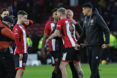 Sheffield United 'ın Chris Wilder teknik direktörü, Sheffield United' tan Oliver McBurnie 'yi Premier League maçında Sheffield United - West Ham United Bramall Lane, Sheffield, United maçında 2-2 berabere kalarak penaltı attıktan sonra tebrik ediyor.