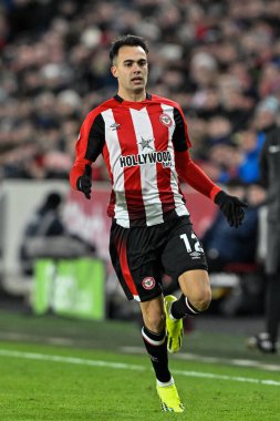 Brentford 'dan Sergio Reguiln Premier League maçı sırasında Brentford Nottingham Forest' a karşı Gtech Community Stadyumu, Londra, 20 Ocak 2024