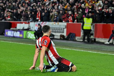 Brentford 'dan Neal Maupay, Premier League maçında Brentford Nottingham Forest' a karşı 20 Ocak 202 'de Londra' daki Gtech Community Stadyumu 'nda 3-2' lik galibiyetini kutluyor.
