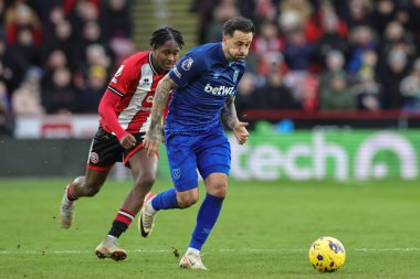 West Ham United takımından Bay Coufal, 21 Ocak 2024 'te Bramall Lane, Sheffield, İngiltere' de oynanan Premier League maçında Sheffield United - West Ham United maçında topu bırakıyor.