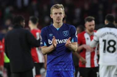West Ham United takımından James Ward-Prowse, Premier League maçında Sheffield United 'ın 21 Ocak 202' de Bramall Lane, Sheffield, İngiltere 'de oynadığı West Ham United maçında gezgin taraftarları alkışlıyor.