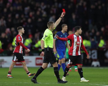 Sheffield United 'ın 21 Ocak 202' de Bramall Lane, Sheffield, İngiltere 'de oynanan Premier League maçında hakem Michael Salisbury, Sheffield United' a kırmızı kart verdi.