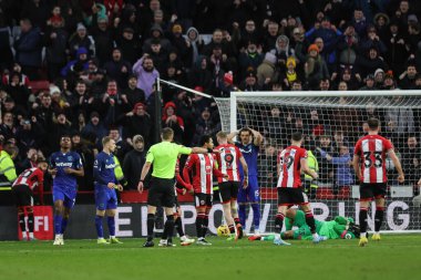 Hakem Michael Salisbury, Sheffield United 'ın 21 Ocak 202' de Bramall Lane, Sheffield, Birleşik Krallık 'ta oynanan Premier League maçında faul yapan Oliver McBurnie' nin penaltı noktasına işaret ediyor.