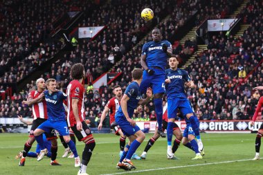 West Ham United 'dan Kurt Zouma Premier League maçında Sheffield United' ın West Ham United 'a karşı Bramall Lane, Sheffield, İngiltere' de 21 Ocak 202 'de oynadığı maçta Sheffield United' ın köşesinden topu alıyor.