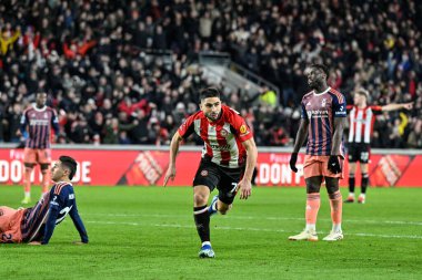 Brentford 'dan Neal Maupay, Premier League maçında Brentford Nottingham Forest' a karşı 20 Ocak 202 'de Londra' daki Gtech Community Stadyumu 'nda 3-2' lik galibiyetini kutluyor.