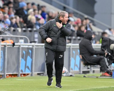 Liverpool Kadınlar Ligi 'nde Matt Sakal teknik direktörü Manchester City Kadınlar Liverpool Kadınlar Stadyumu' nda 21 Ocak 202 'de oynanan karşılaşmada oyuncularını cesaretlendirir.