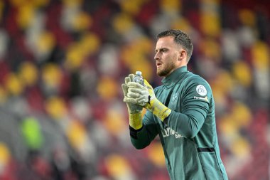 Brentford 'dan Mark Flekken, Premier League maçı Brentford Nottingham Forest ile Londra' daki Gtech Community Stadyumu, 20 Ocak 202 'de oynanan karşılaşmada taraftarları alkışlıyor.