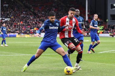 West Ham United takımından Emerson Palmieri, Sheffield United ile West Ham United 'ın 21 Ocak 202' de Bramall Lane, Sheffield, İngiltere 'de oynadığı Premier League maçında William Osula' yı durdurdu.