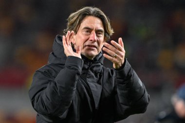 Brentford 'dan Thomas Frank, Premier League maçında İngiltere' nin Londra kenti Gtech Community Stadyumu 'nda Brentford - Nottingham Forest maçında ev sahiplerini alkışlıyor.