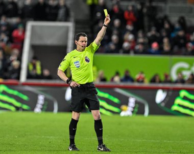 Hakem Darren England, Nottingham Ormanı 'ndan Gonzalo Montiel' e Premier Lig maçında Brentford Nottingham Ormanı 'na karşı Gtech Community Stadyumu, Londra, İngiltere' de 20 Ocak 202 'de oynanan maçta sarı kart verdi.