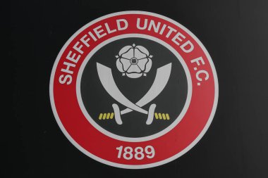 Sheffield United 'ın 21 Ocak 202' de Bramall Lane, Sheffield, İngiltere 'de oynadığı Premier League maçında Sheffield United' a karşı birleşmiş bir rozet.