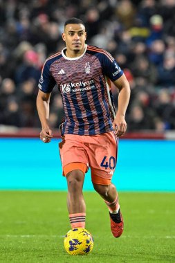 Nottingham Ormanı 'ndan Murillo Premier League maçı sırasında topla birlikte Londra' daki Gtech Community Stadyumu 'nda Brentford Nottingham Ormanı' na karşı.