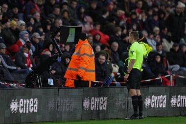 Hakem Michael Salisbury, Sheffield United 'ın 21 Ocak 202' de Bramall Lane, Sheffield, İngiltere 'de oynadığı Premier League maçında Sheffield United ile oynadığı maçta Rhian Brewster' ı göndermeden önce VAR ekranını kontrol ediyor.