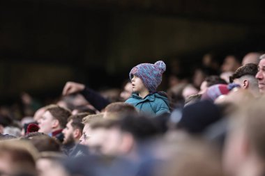 Premier Lig maçında Sheffield United ile West Ham United 'ın Bramall Lane, Sheffield, İngiltere' de oynadığı maçı izleyen genç bir taraftar görülüyor.