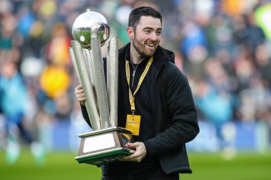 PDC Dart Dünya Şampiyonu ve Dünya 1 numaralı Luke Humphries, Elland Road Stadyumu etrafında düzenlenen Hal Time Sky Bet Şampiyonası karşılaşmasında Dünya Şampiyonası Kupası 'nı Leeds United ve Preston North End' e karşı Elland Road, Leeds, Birleşik Krallık, 2 Ocak 'ta düzenledi.