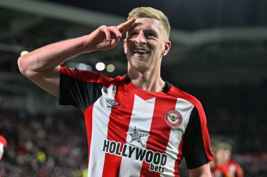 Brentford 'dan Ben Mee, Premier League maçında Brentford Nottingham Forest' a karşı 20 Ocak 202 'de Londra' daki Gtech Community Stadyumu 'nda 2-1' lik galibiyetini kutluyor.