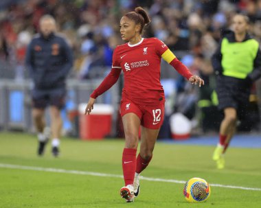 Liverpool 'dan Taylor Hinds, 21 Ocak 202' de İngiltere 'nin Joie Stadyumu' nda oynanan Manchester City Women - Liverpool Women maçında topu kontrol ediyor.