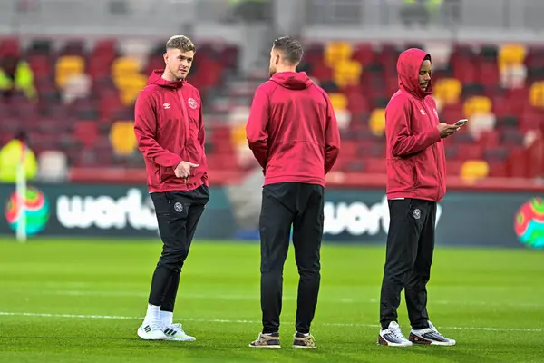 Brentford 'dan Nathan Collins, Premier League maçı sırasında takım arkadaşlarıyla Gtech Community Stadyumu, Londra, 20 Ocak 202' de Brentford - Nottingham Forest maçında konuştu.