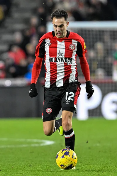 Brentford 'dan Sergio Reguiln Premier League maçı sırasında topla birlikte Londra' daki Gtech Community Stadyumu 'nda Brentford Nottingham Forest' a karşı, 20 Ocak 2024