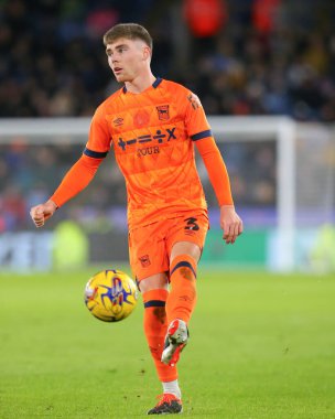Ipswich Town 'dan Leif Davis topu geçiyor, Gök İddia Şampiyonası maçında Leicester City, Ipswich Town' a karşı King Power Stadyumu, Leicester, İngiltere, 22 Ocak 202