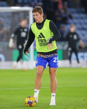 Leicester City 'den Jannik Vestergaard maçtan önce ısınıyor, Sky Bet Şampiyonası maçında Leicester City - Ipswich Town maçı sırasında King Power Stadyumu, Leicester, Birleşik Krallık, 22 Ocak 202