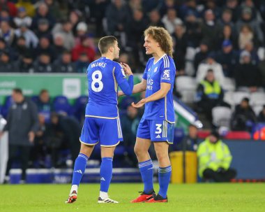 Leicester City 'den Harry Winks, Leicester City' nin Wout Faes 'i ile konuşuyor. Leicester City ile Ipswich Town arasındaki maç sırasında King Power Stadyumu, Leicester, Birleşik Krallık, 22 Ocak 202