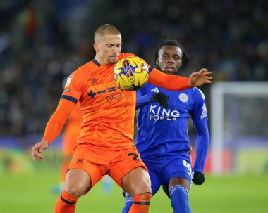 Ipswich Town 'dan Harry Clarke, Leicester City' den Stephy Mavididi 'yi 22 Ocak 202' de King Power Stadyumu 'nda Leicester City ile Ipswich Town arasındaki Sky Bet Şampiyonası maçında durdurdu.