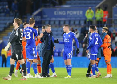 Ipswich Town 'un yöneticisi Kieran McKenna, Leicester City oyuncularıyla tam zamanlı olarak el sıkışıyor. Leicester City - Ipswich Town maçı sırasında King Power Stadyumu, Leicester, Birleşik Krallık, 22 Ocak 202