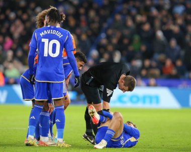 Hakem Josh Smith, Leicester City 'den Kiernan Dewsbury-Hall' u, Leicester City 'nin 22 Ocak 202' de King Power Stadyumu 'nda Leicester City ile Ipswich Town arasındaki maçında sakatlanırken kontrol ediyor.