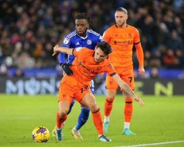 Ipswich Town 'dan Lewis Travis ve Leicester City' den Stephy Mavididi, 22 Ocak 202 'de King Power Stadyumu' nda Leicester City ile Ipswich Town arasındaki Sky Bet Şampiyonası karşılaşmasında top için mücadele ettiler.
