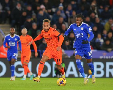 Ipswich Town 'dan Marcus Harness ve Leicester City' den Stephy Mavididi, Leicester City 'nin Ipswich Town' a karşı oynadığı 22 Ocak 202 'de oynanan Sky Bet Şampiyonası maçında top için mücadele ettiler.