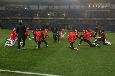 Maç öncesi ısınma oturumunda Barnsley 'li oyuncular 11 Ocak 202' de İngiltere 'nin Kassam Stadyumu' nda Oxford United ile Barnsley maçında karşılaşacak.