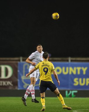 Barnsley 'den Jack Shepherd, 23 Ocak 202' de İngiltere 'nin Kassam Stadyumu' nda oynanan Oxford United - Barnsley maçında yüksek topu kazanmak için sıçradı.