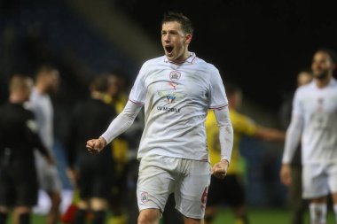 Barnsley 'li Mal de Gevigney, 23 Ocak 2024 tarihinde Kassam Stadyumu, Oxford, İngiltere' de oynanan Sky Bet 1 karşılaşmasında taraftarları ile birlikte 0-1 kazanmasını kutluyor.