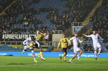 Oxford United takımından Sam Long, 11 Ocak 2024 'te Oxford United' ın Kassam Stadyumu 'nda oynanan 1 numaralı Sky Bet maçı sırasında Barnsley' li Devante Cole 'un baskısıyla 0-1' lik skorla gol attı.