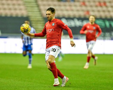 Wycombe Wanderers takımından Luke Leahy, 23 Ocak 202 'de Wigan Atletizm Şampiyonası' nda Wycombe Wanderers 'a karşı oynanan Gökyüzü İddia Ligi 1 karşılaşmasında topu temizliyor.