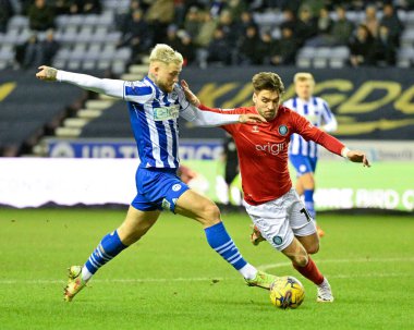 Wigan Atletizm takımından Stephen Humphrys, Wigan Atletizm Ligi 1 maçında Wigan Atletizm ve Wycombe Wanderers 'ın 23 Ocak 202' de DW Stadyumu 'nda oynadığı maçta, Wycombe Wanderers' dan Luke Leahy 'nin baskısıyla forvete geçti.
