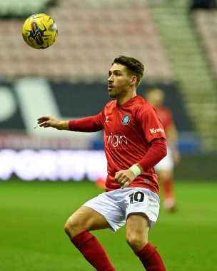 Wycombe Wanderers takımından Luke Leahy, 23 Ocak 202 'de Wigan Atletizm ve Wycombe Wanderers maçında topu izliyor.