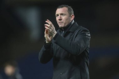 Neill Collins Barnsley teknik direktörü, 23 Ocak 202 'de İngiltere' nin Kassam Stadyumu 'nda oynanan ve Oxford United' ın Barnsley 'e karşı oynadığı Sky Bet 1 karşılaşmasında gezgin taraftarları alkışlıyor.
