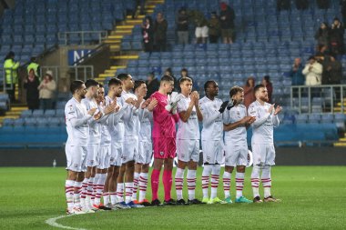 Barnsley oyuncuları Oxford United taraftarları için dakikalar boyunca alkışlara katıldılar. 11 Ocak 2024 'te Oxford United' ın Kassam Stadyumu 'nda oynadığı 1.
