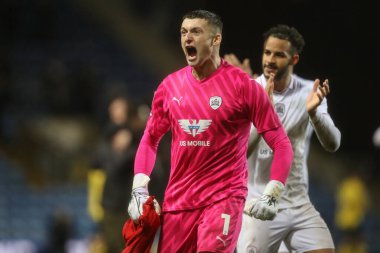 Barnsley 'li Liam Roberts, 23 Ocak 202' de İngiltere 'nin Oxford Stadyumu' nda oynanan Sky Bet 1 karşılaşmasında Barnsley 'nin kazandığı 0-1' lik maçı seyircileriyle kutluyor.