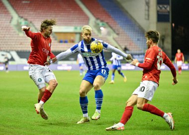Wigan Atletizm Takımı 'ndan Stephen Humphrys Wycombe Wanderers' dan Kieran Sadlier ve Wycombe Wanderers 'dan Luke Leahy ile birlikte Wigan Atletizm Ligi 1 karşılaşmasında Wigan Wycombe Wanderers' a karşı Wigan Stadyumu, 23 Ocak, İngiltere